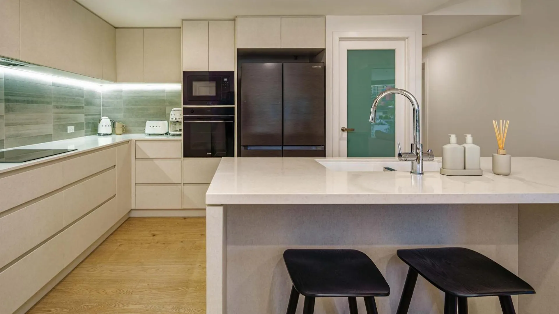 Picasso - Luxe Coastal Retreat In Mooloolaba Apartment Australia