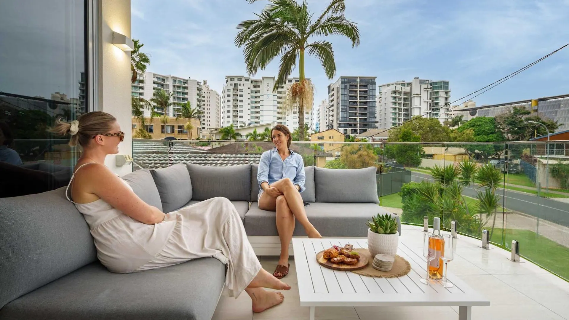 Picasso - Luxe Coastal Retreat In Mooloolaba Apartment