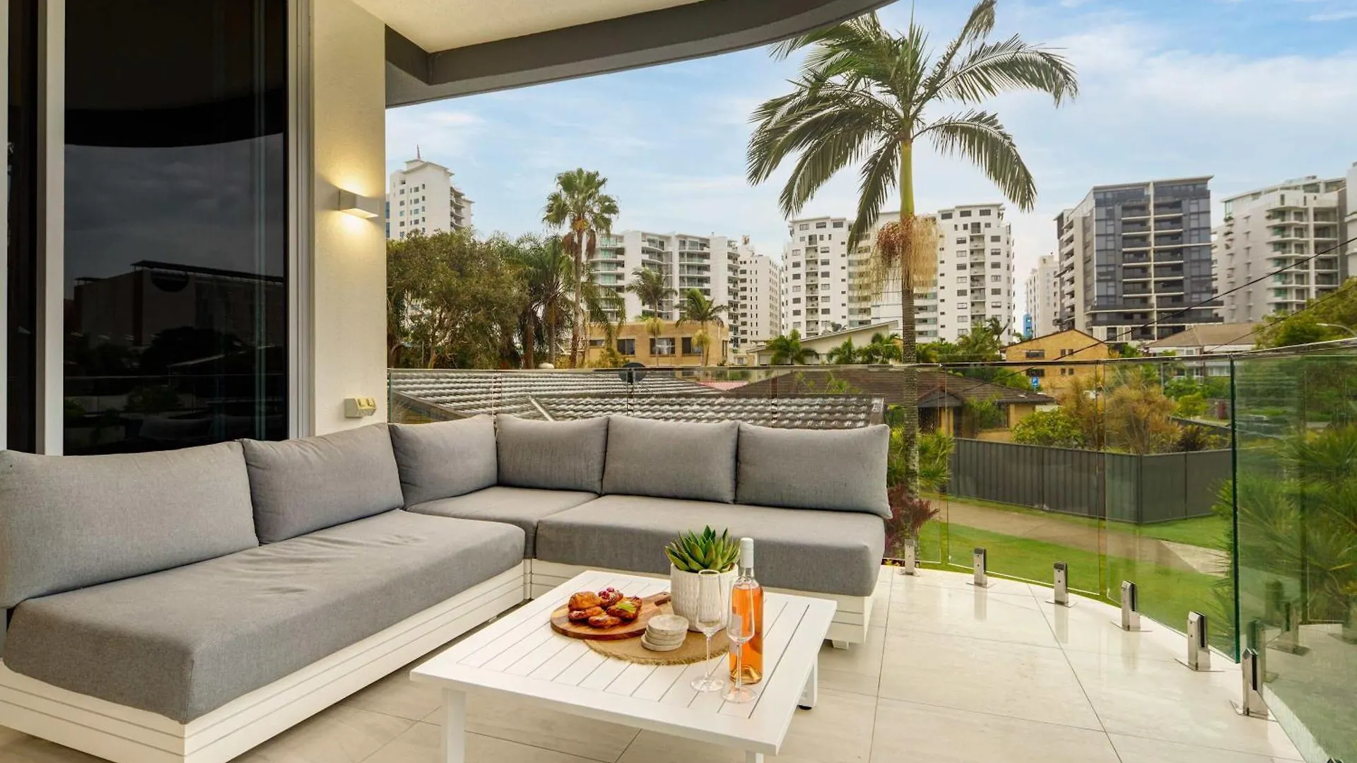 Picasso - Luxe Coastal Retreat In Mooloolaba Apartment